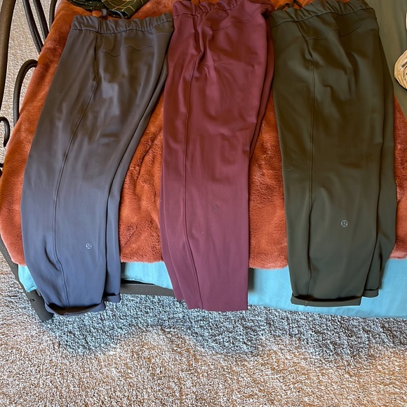 Lululemon on the fly pants In brand new condition. Size 4- - Picture 2 of 3